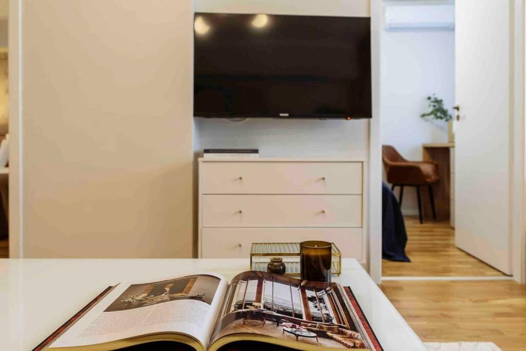 Apartamento Stunning Views 2Br Intercontinental Flat Bucarest Exterior foto